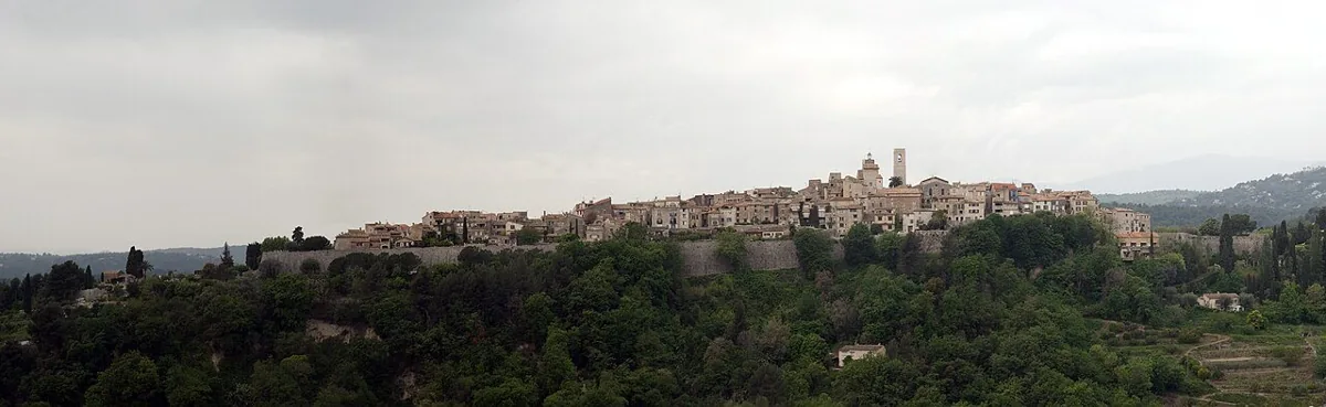 Panorama du village médiéval et des remparts de Saint-Paul-de-Vence