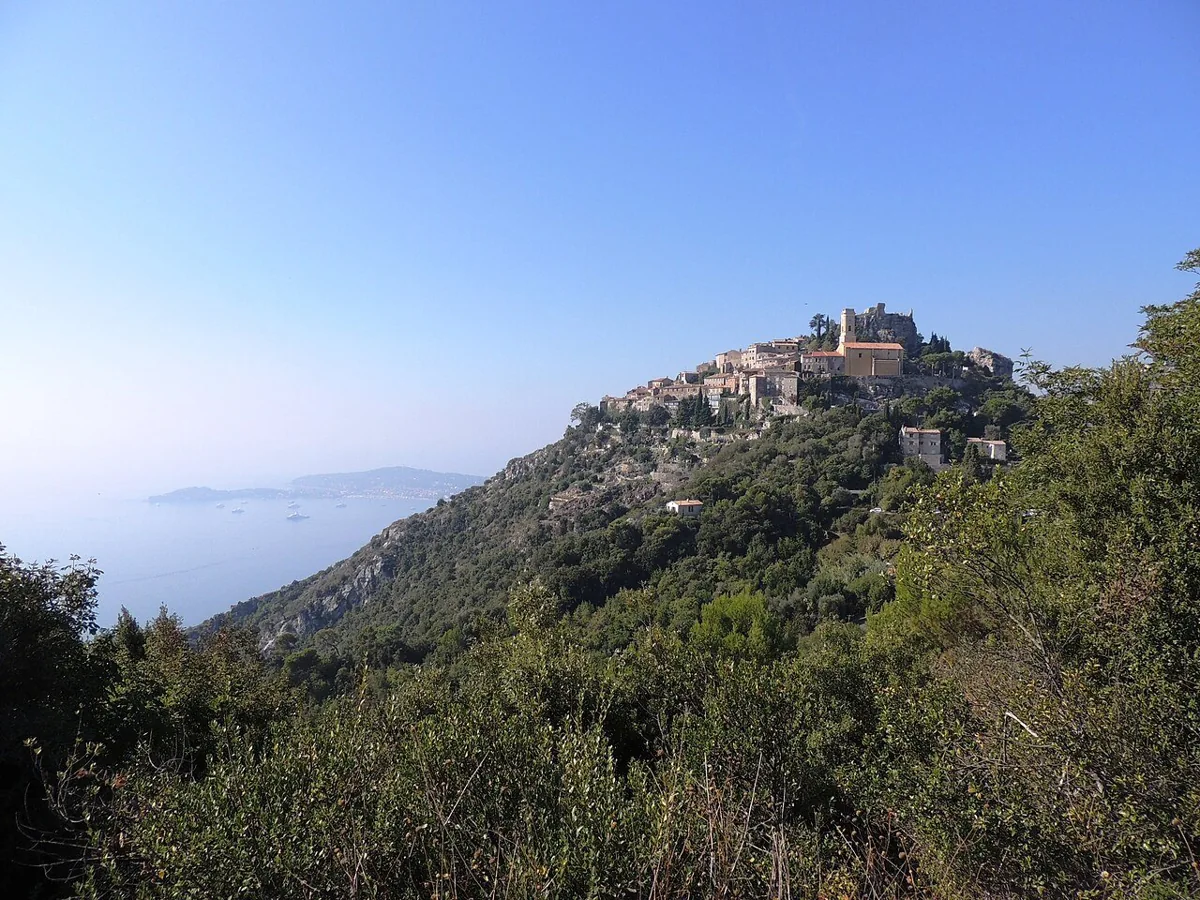 Village perché d’Èze et vue sur la Méditerranée