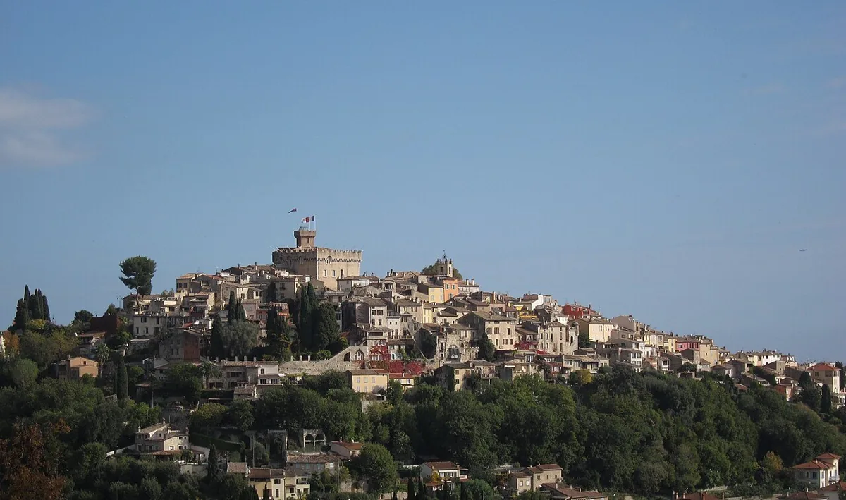 Village du Haut-de-Cagnes dominé par le château Grimaldi