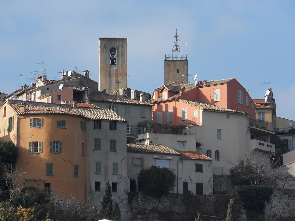Maisons anciennes et clocher du vieux village de Biot