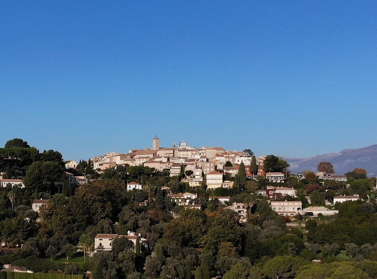 Vue panoramique du village perché de Mougins