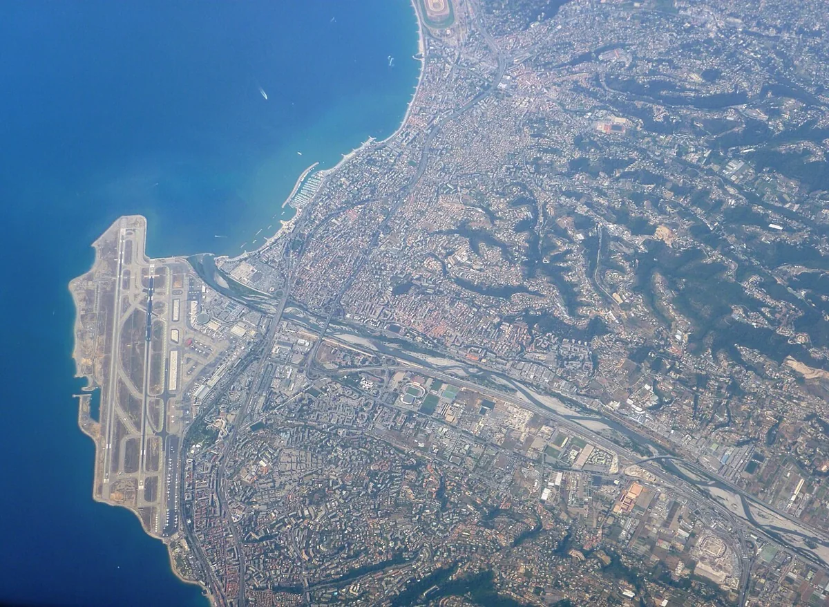 Vue aérienne de l’aéroport Nice Côte d’Azur, ses pistes et ses terminaux